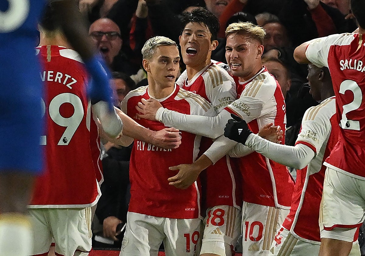 Los jugadores del Arsenal celebran el gol de Trossard ante el Chelsea