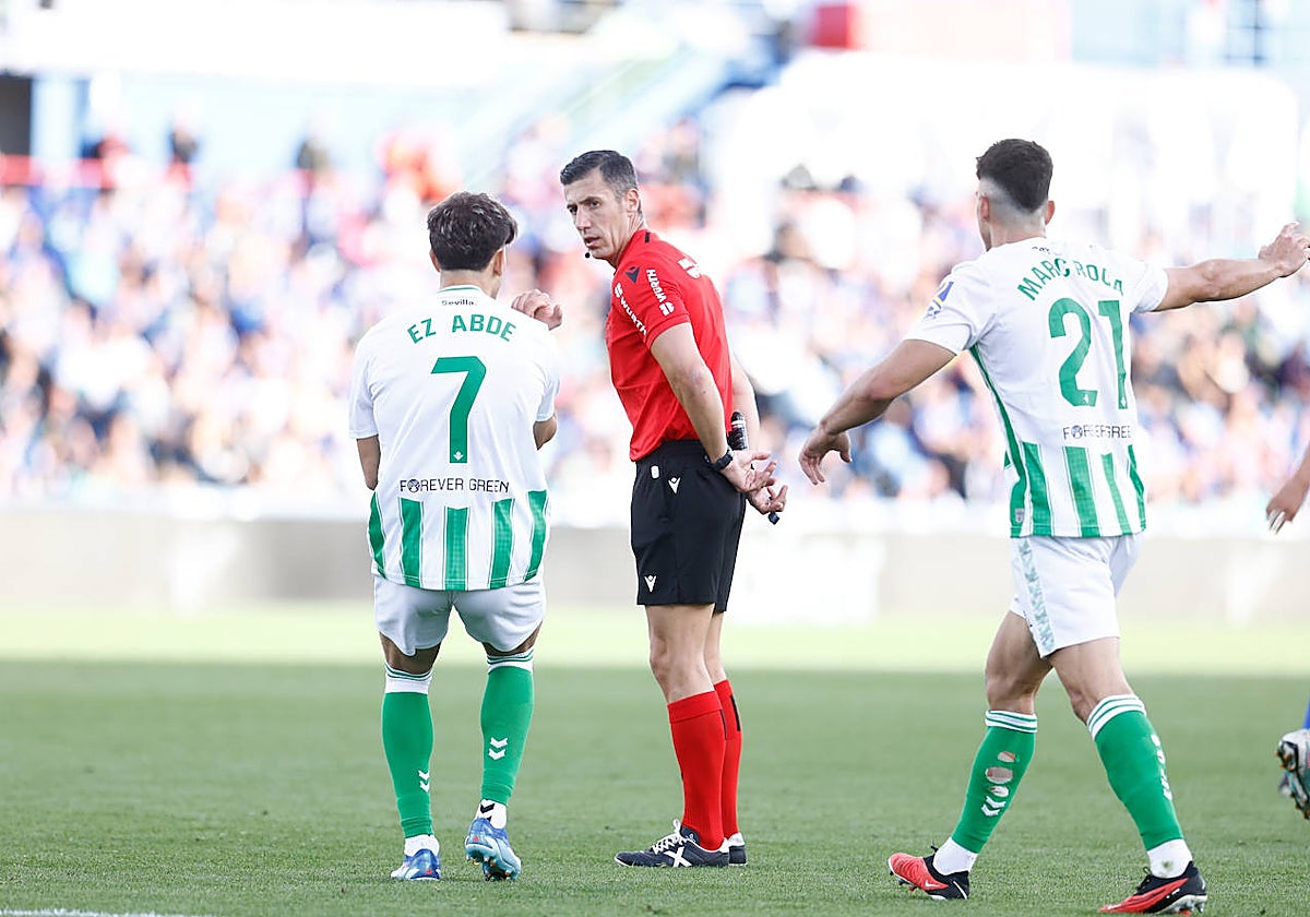 Abde y Marc Roca le protestan a Soto Grado durante el Getafe - Betis