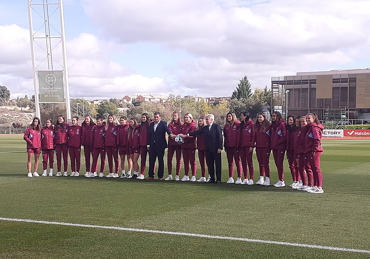 Las jugadoras, con Rocha y Francos, en la foto de la firma de la comisión