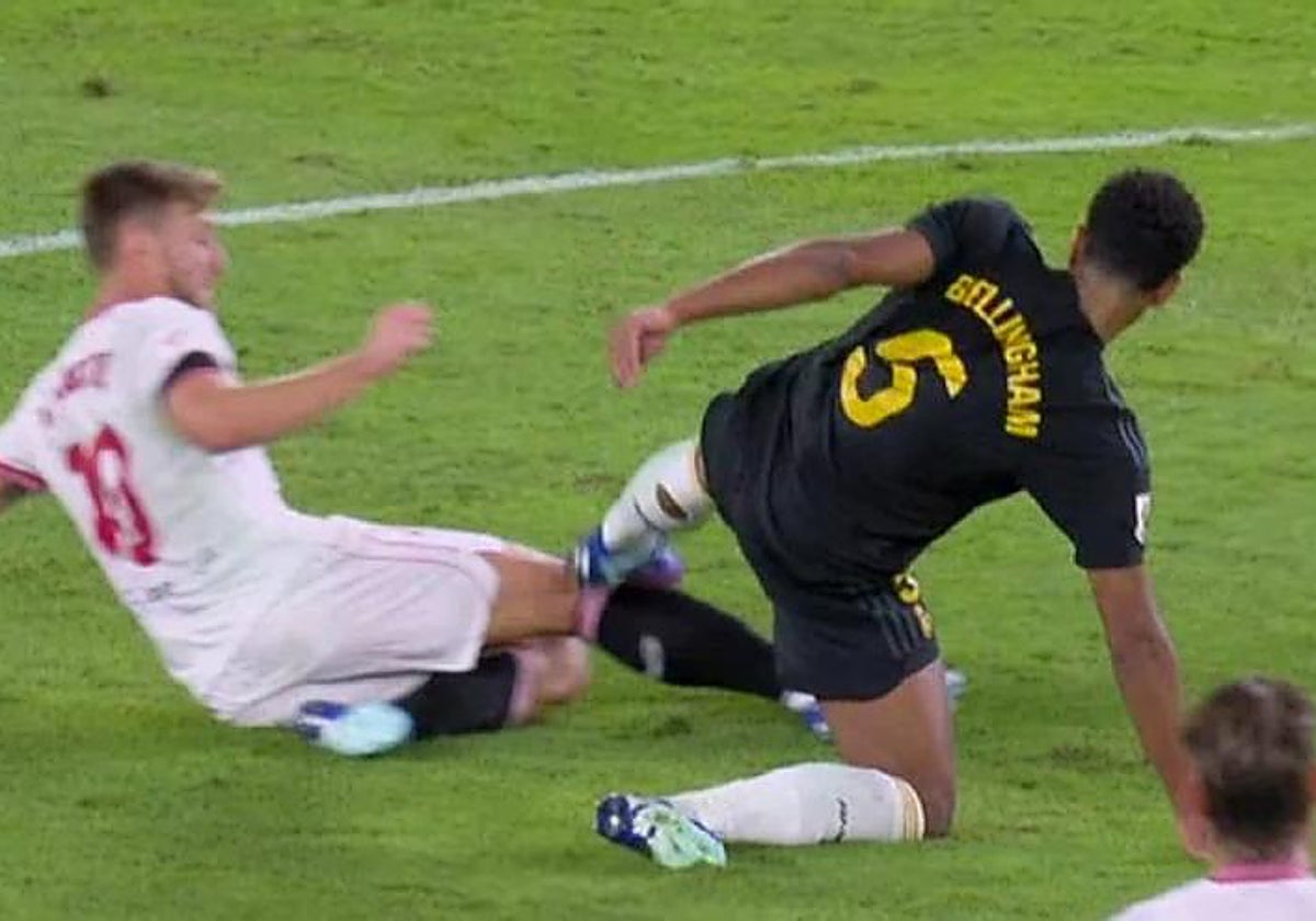 Bellingham pisa la rodilla de Rakitic