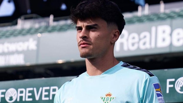Juan Cruz mira al frente en un entrenamiento del Betis en el estadio Benito Villamarín