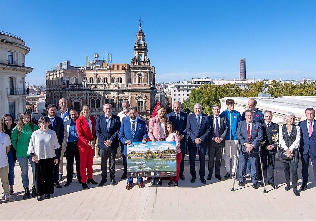 El cartel de la 58ª Regata Sevilla - Betis se ha presentado en el Ayuntamiento