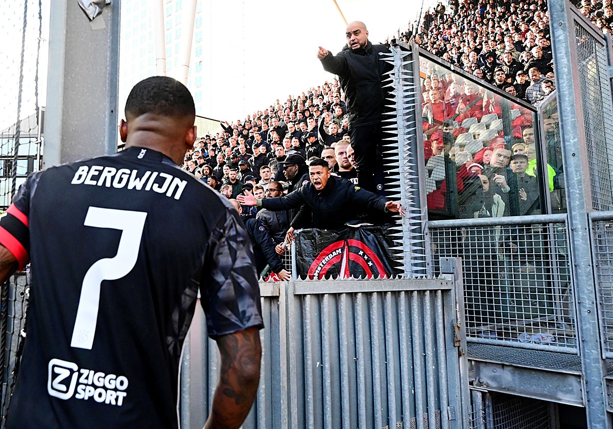 La afición del Ajax pide explicaciones a su capitán Bergwijn tras la derrota en Utrecht