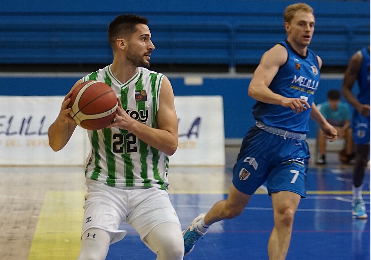 Rakocevic, con la pelota en su poder en el partido de este viernes contra el Melilla Ciudad del Deporte