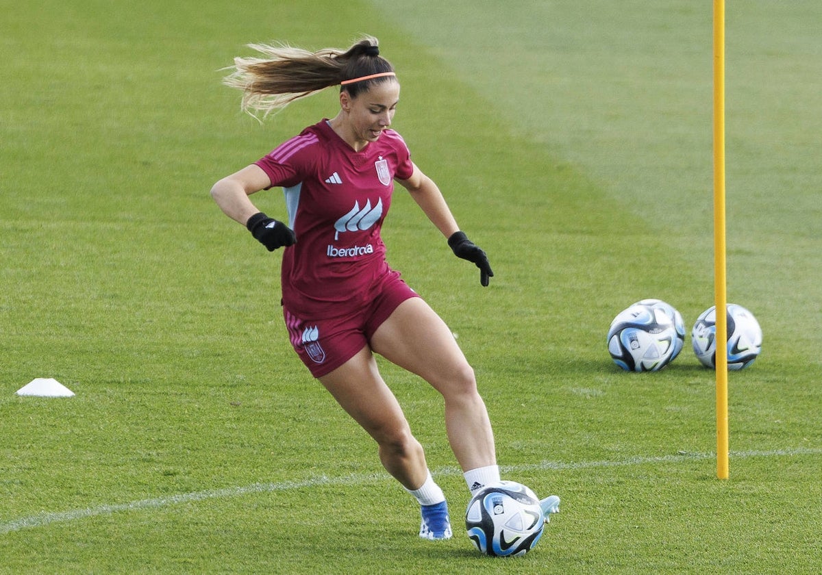 Athenea del Castillo, durante un entrenamiento con la selección