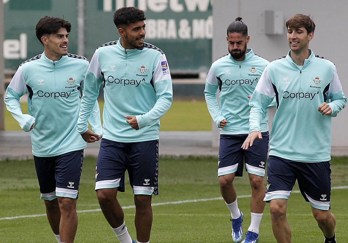 Juan Cruz, Chadi Riad y Miranda sonríen en el entrenamiento de ayer