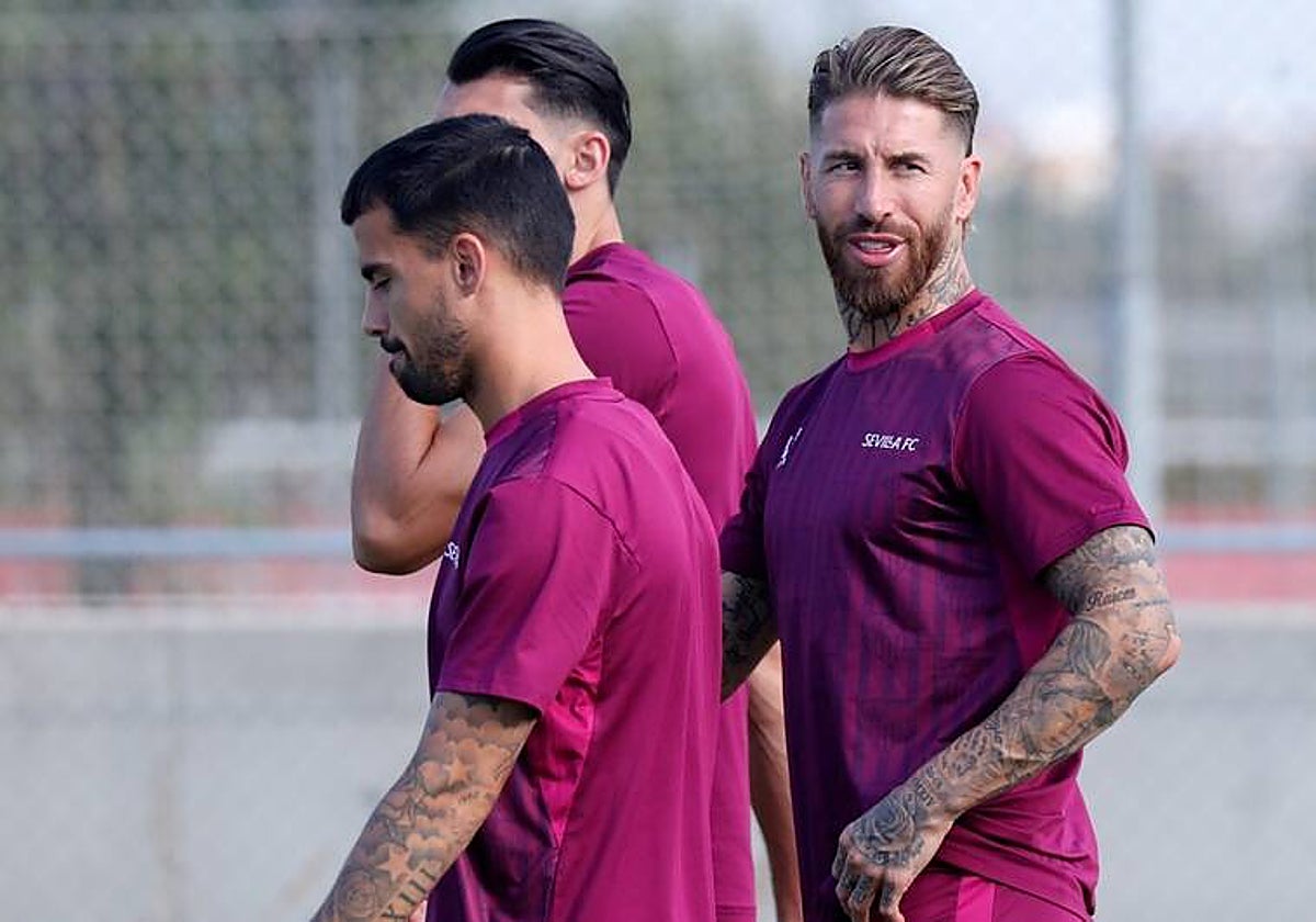 Ramos, en un entrenamiento del Sevilla junto a Suso