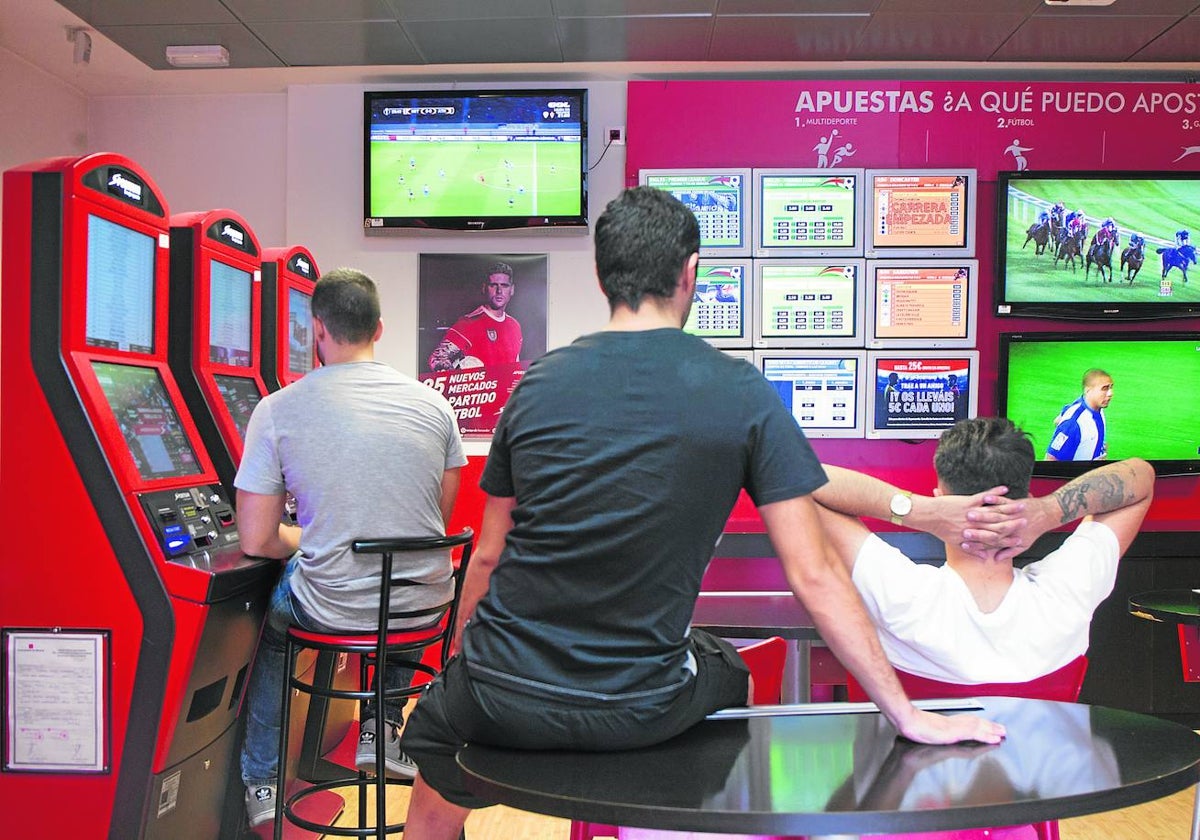 Jóvenes, en una casa de apuestas de Alcorcón