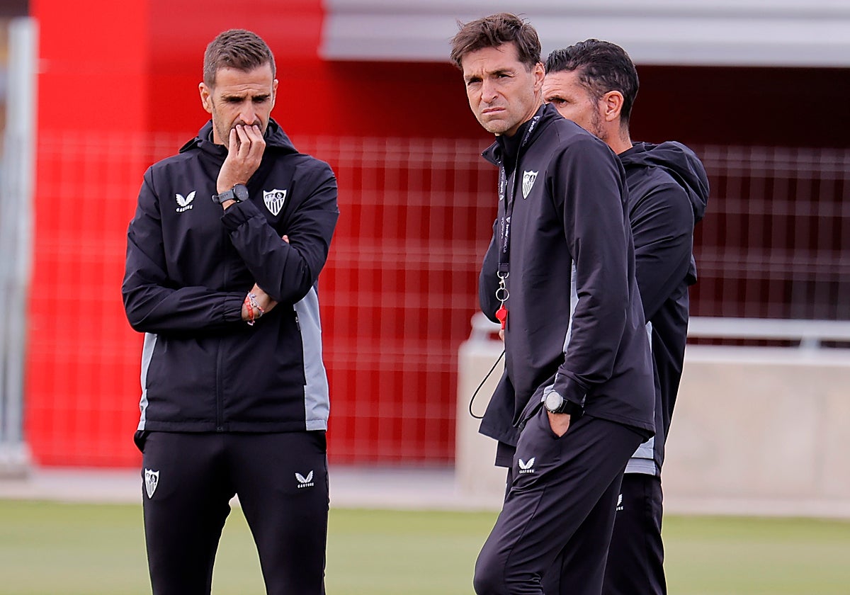 Diego Alonso durante el entrenamiento del Sevilla en la ciudad deportiva este viernes