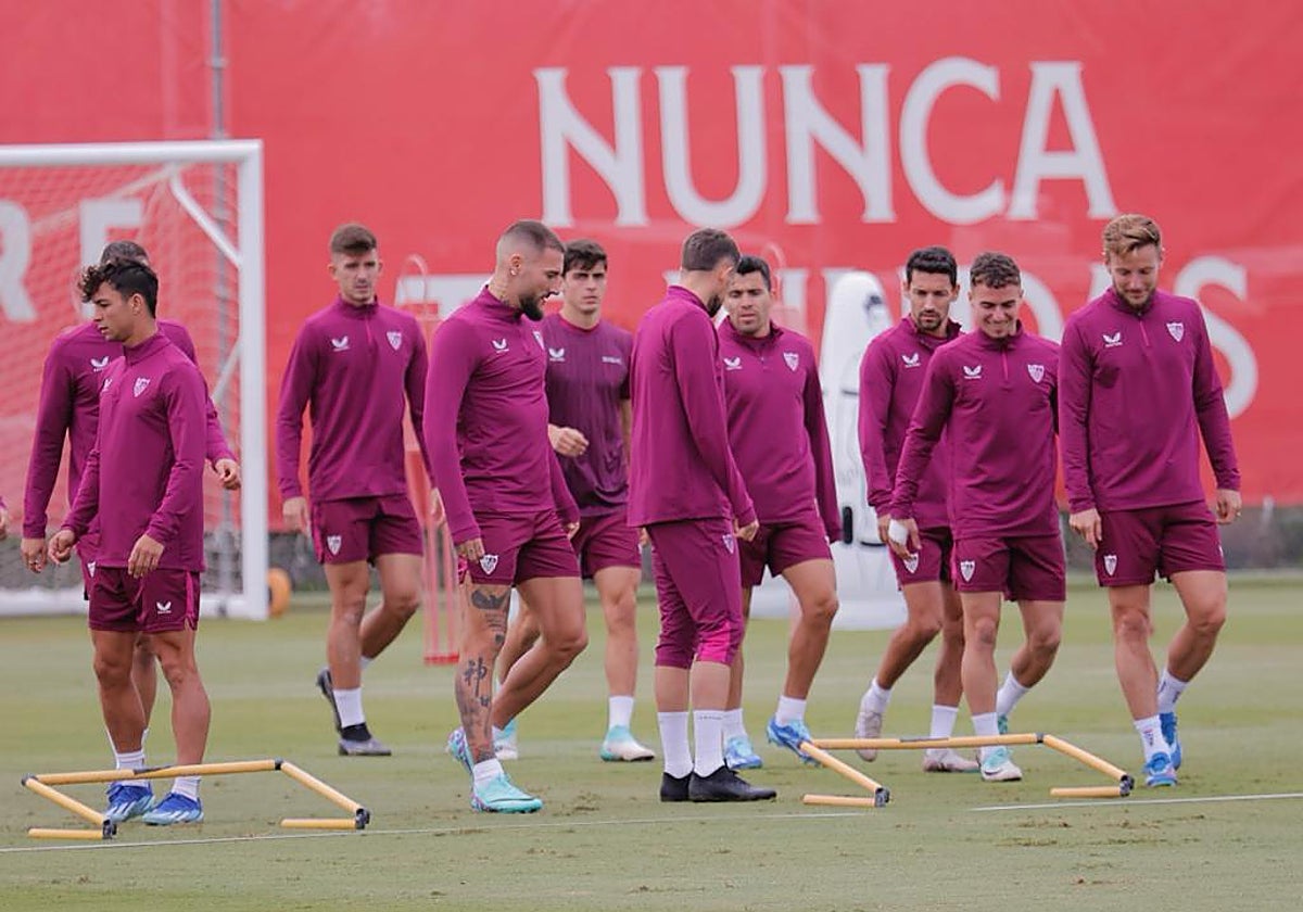 Varios jugadores del Sevilla, durante el entrenamiento en la ciudad deportiva previo al choque ante el Celta