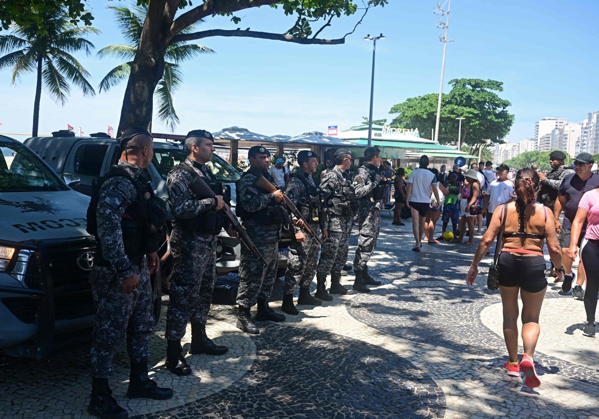 La Policía brasileña vigila las calles de Río de Janeiro en la previa de la final de la Copa Libertadores