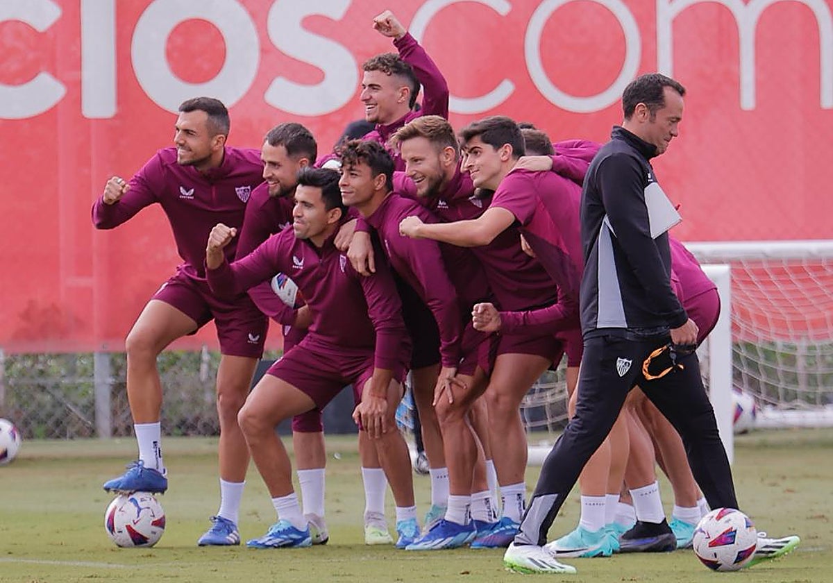 Los sevillistas se ejercitaron ayer en su ciudad deportiva antes de viajar a Vigo