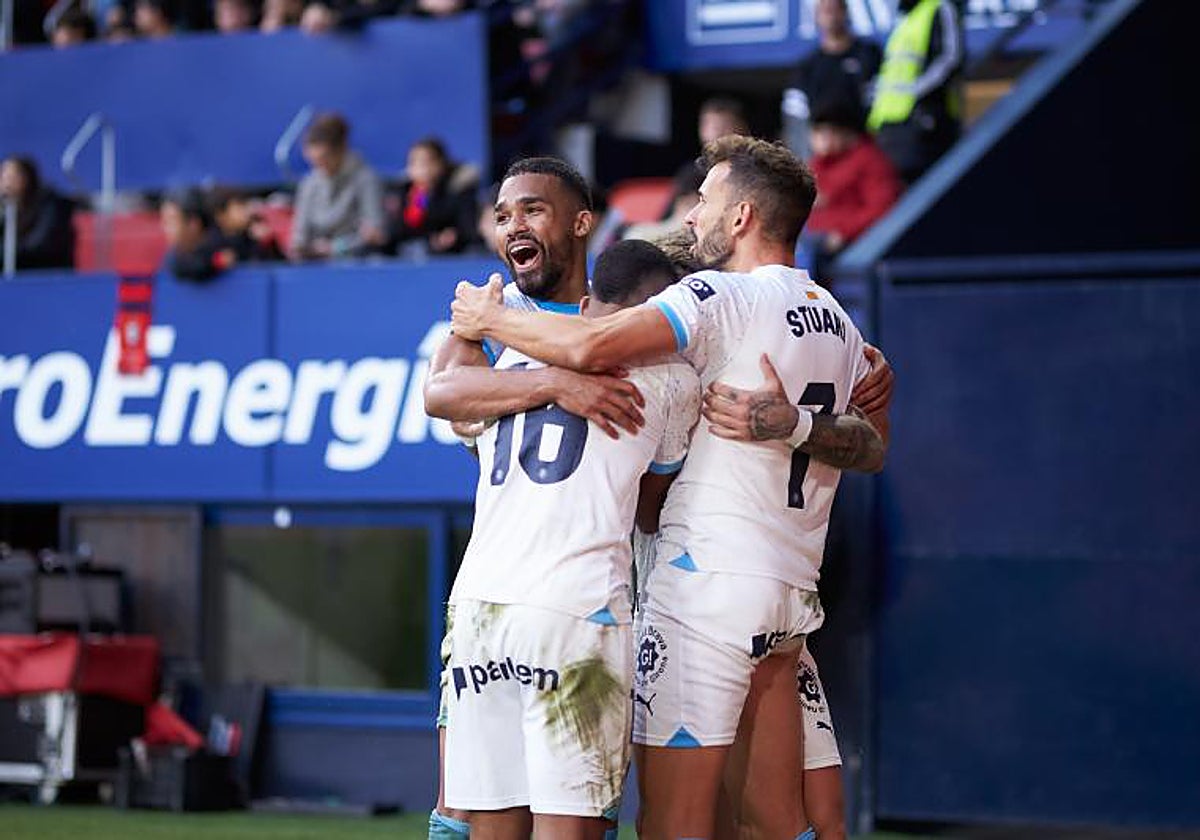 Los jugadores del Girona celebran el cuarto gol, que sentencia el partido