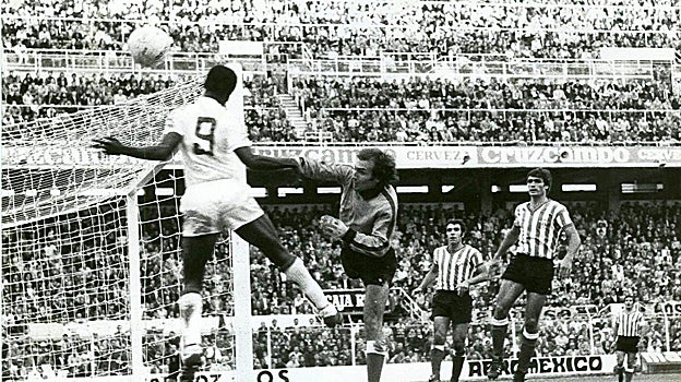 Esnaola arrebata de la cabeza un balón a Biri-Biri