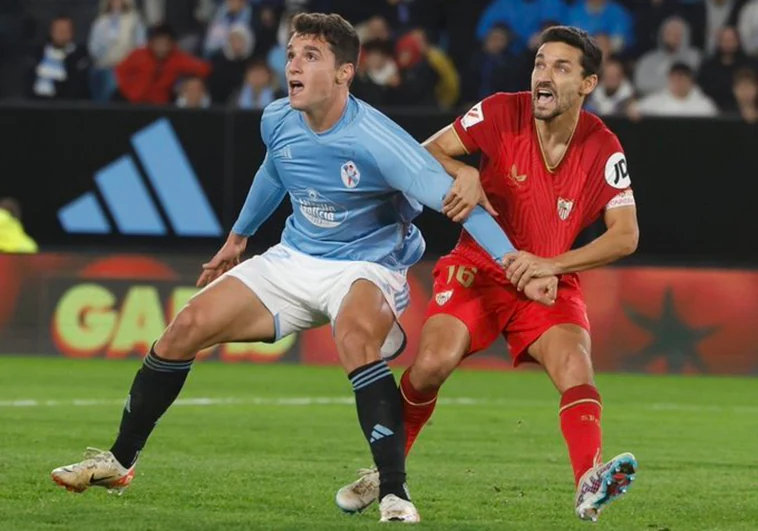 Jesus Navas forcejea con Douvikas