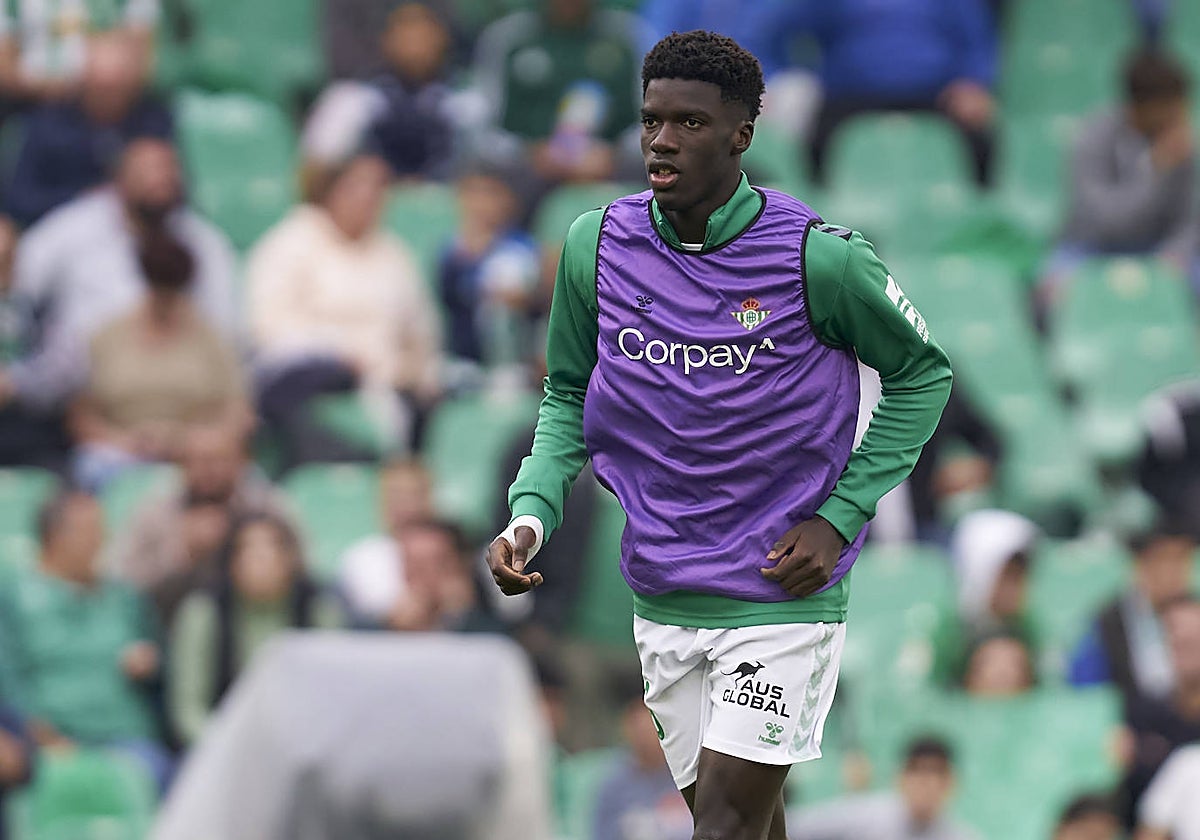 Assane, durante el calentamiento del Betis - Mallorca