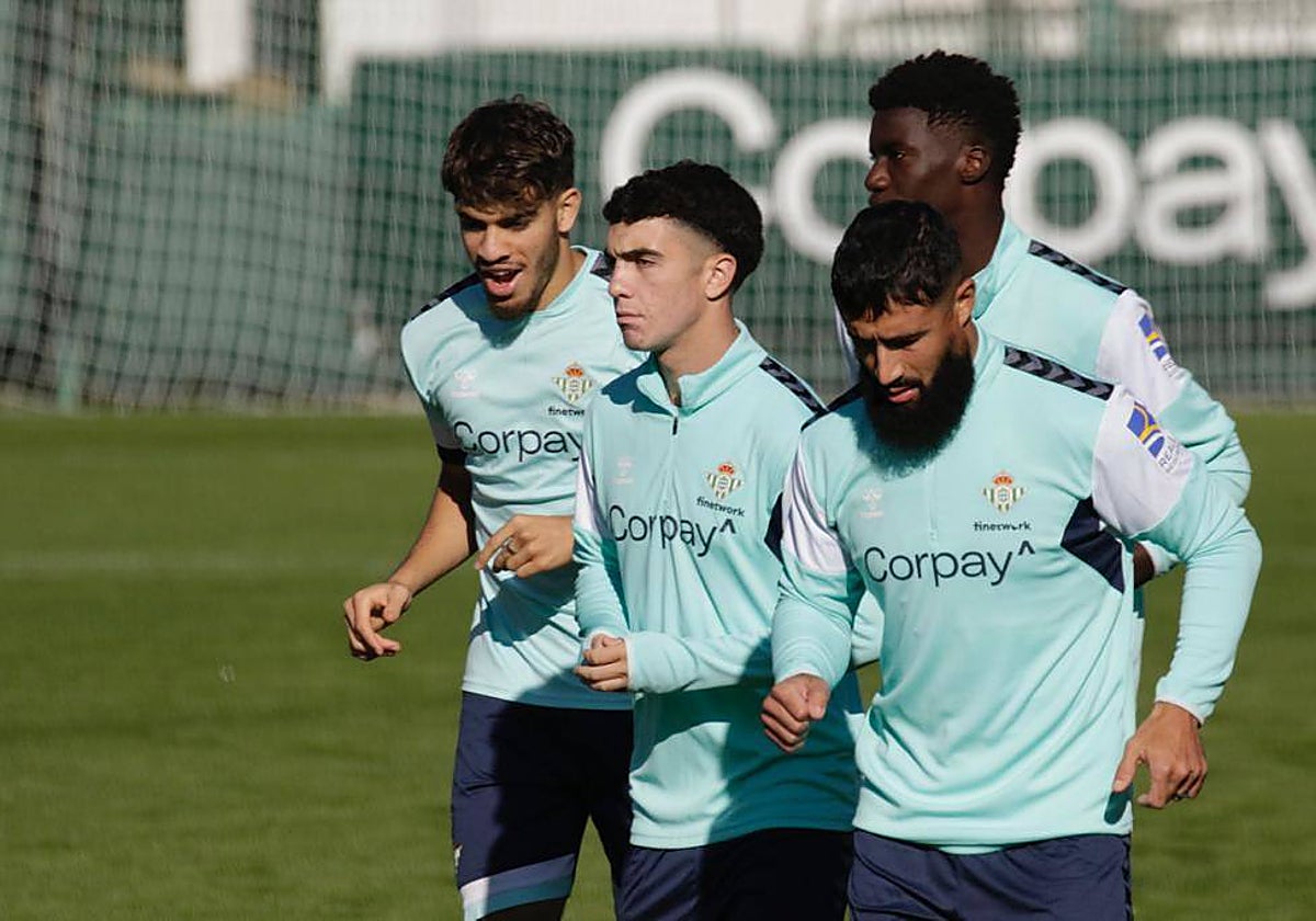 Fekir hace carrera continua junto a Abde, Enrique y Assane, en el entrenamiento del Betis