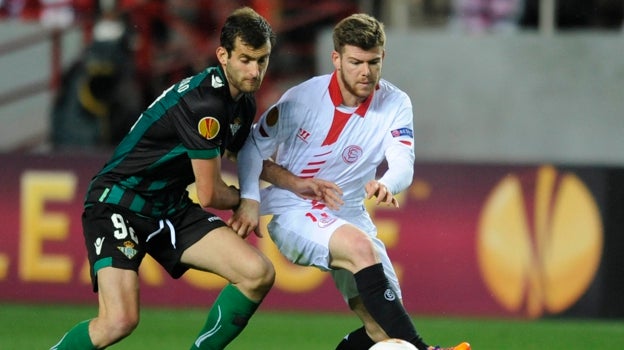 Pugna por un balón entre Alberto Moreno y Leo Baptistado, durante el derbi Sevilla - Betis de la ida de octavos de final de la Europa League 2023-14