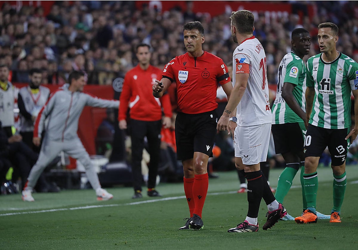 Gil Manzano, durante el Sevilla-Betis de LaLiga 22-23