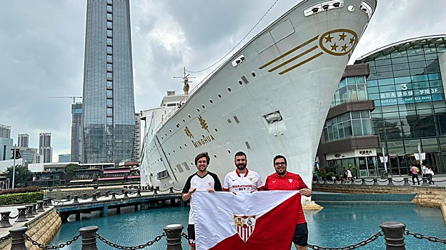 Francisco Javier García (derecha), junto a Francisco Javier Salgado (centro) y Esteban Vela (izquierda), entrenadores de la academia del Sevilla en China, desde el Sea World de Shekou, en Shenzhen