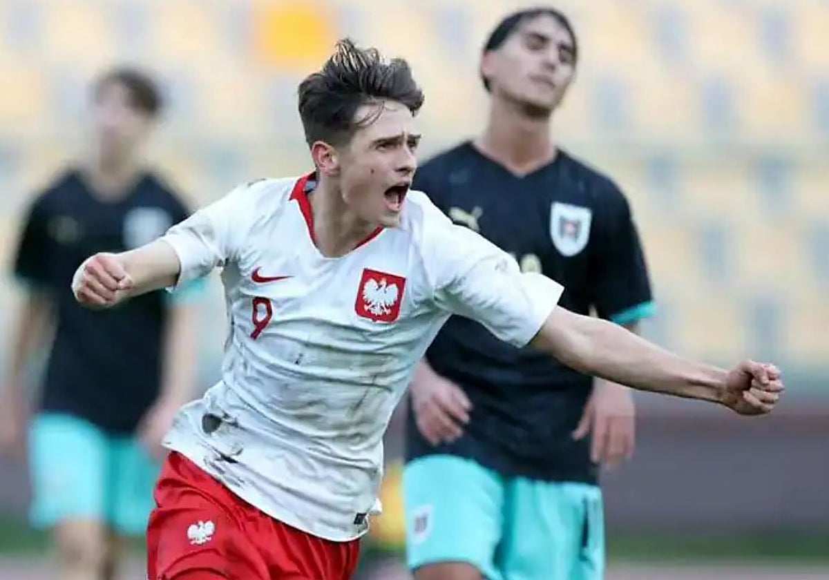 Oskar Tomczyk celebra un gol con su selección
