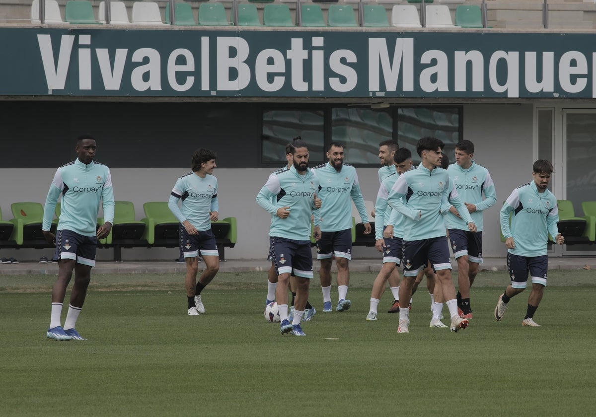 Varios jugadores del Betis, a inicio del entrenamiento previo al derbi contra el Sevilla