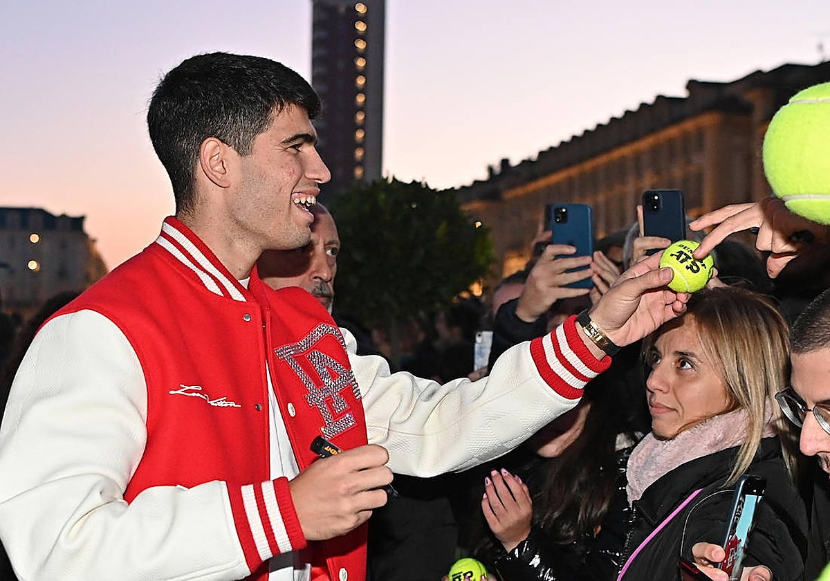 Carlos Alcaraz, con los aficionados en la presentación del torneo