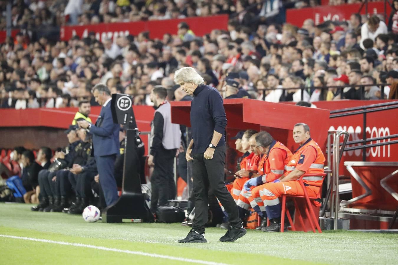 Gran ambiente en el choque entre sevillistas y béticos en el Sánchez-Pizjuán