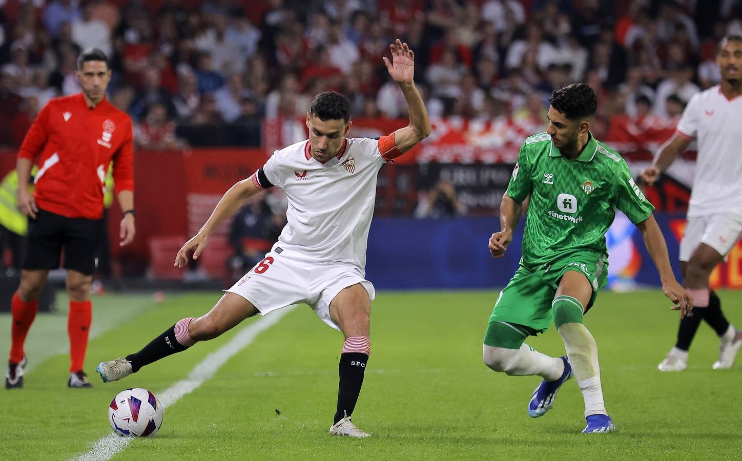 Gran ambiente en el choque entre sevillistas y béticos en el Sánchez-Pizjuán