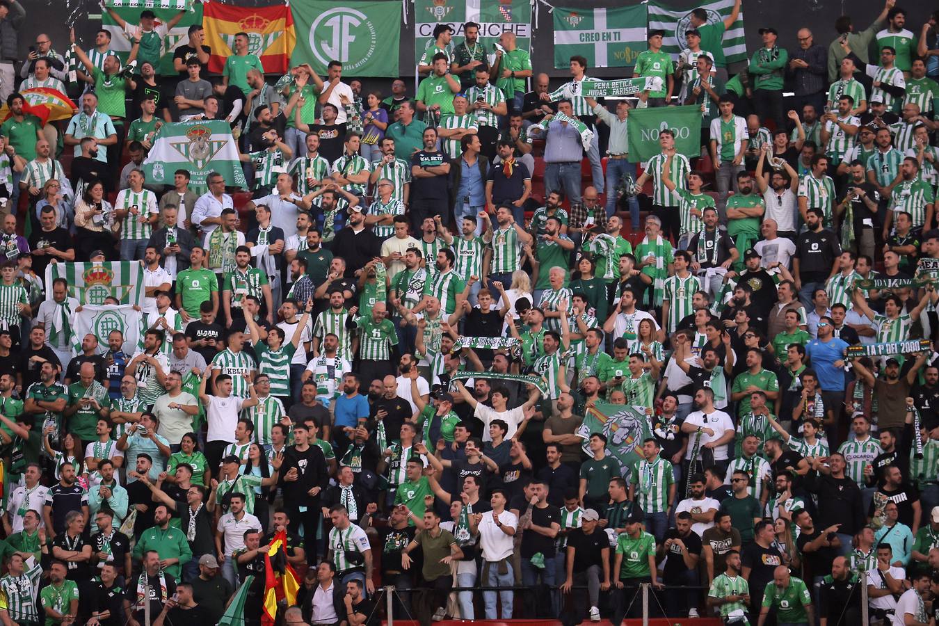 Gran ambiente en el choque entre sevillistas y béticos en el Sánchez-Pizjuán