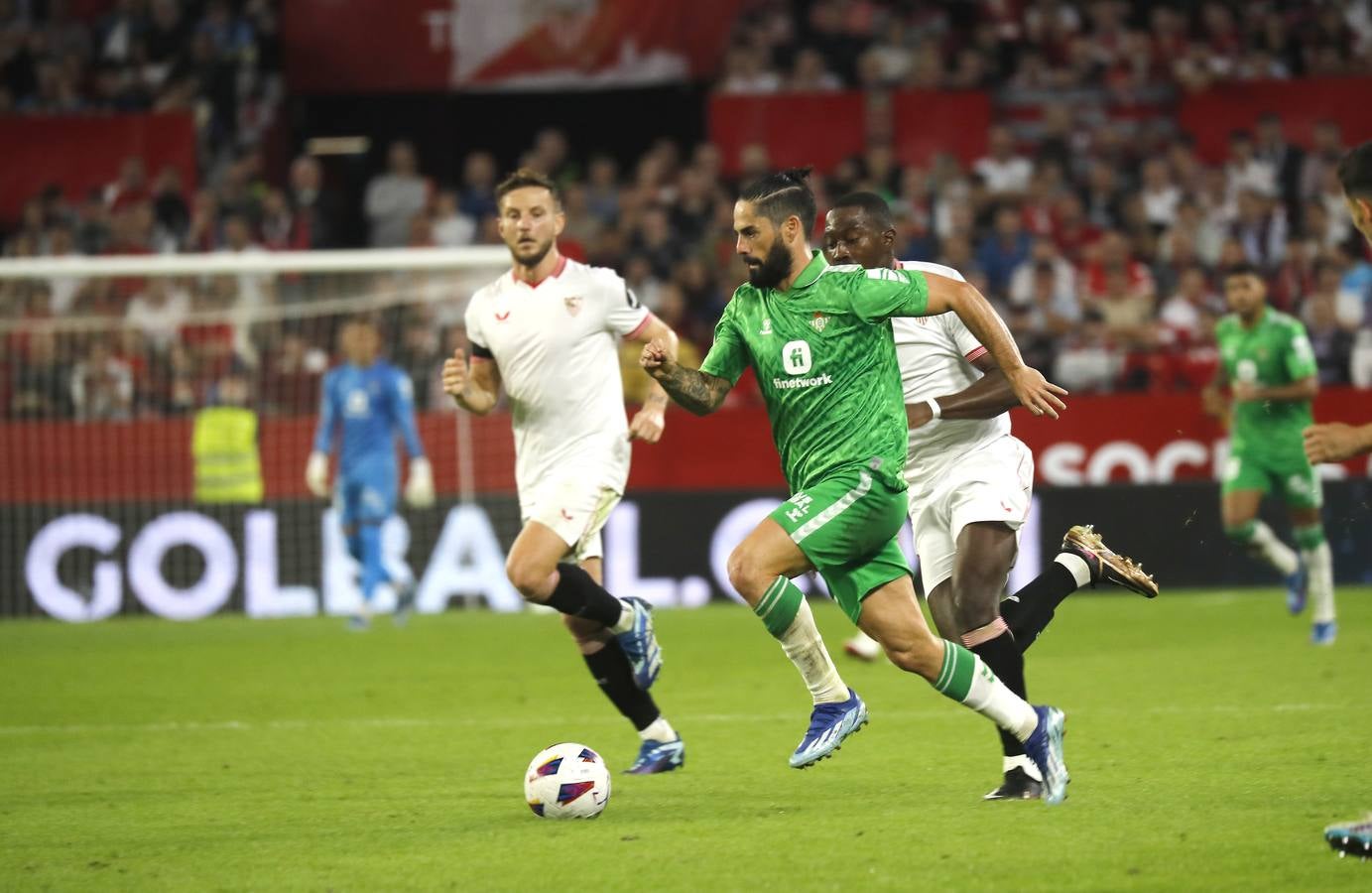 Gran ambiente en el choque entre sevillistas y béticos en el Sánchez-Pizjuán