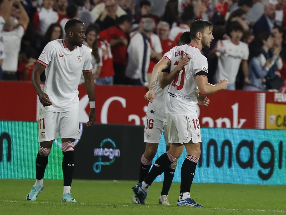 Gran ambiente en el choque entre sevillistas y béticos en el Sánchez-Pizjuán