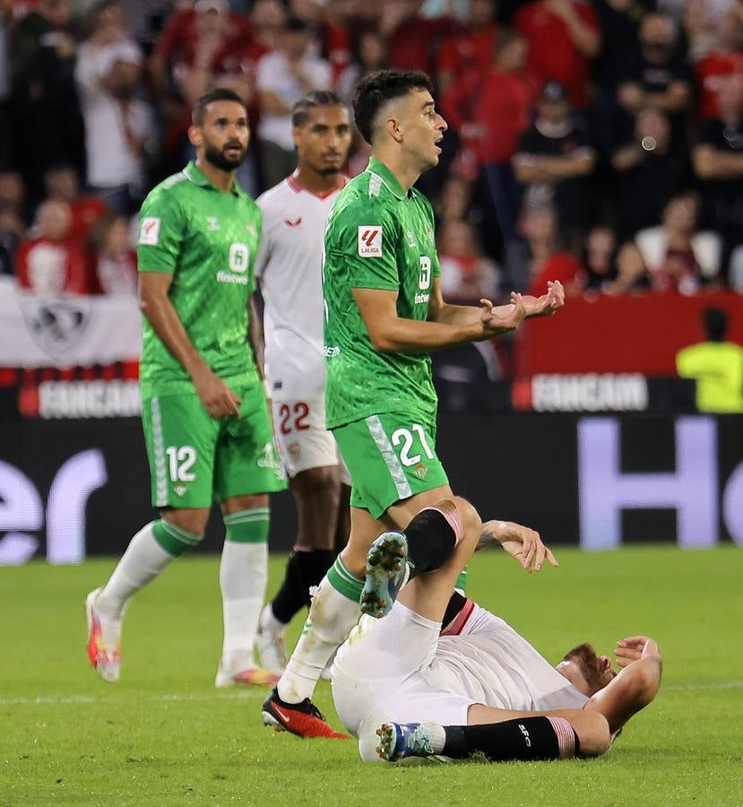 Gran ambiente en el choque entre sevillistas y béticos en el Sánchez-Pizjuán