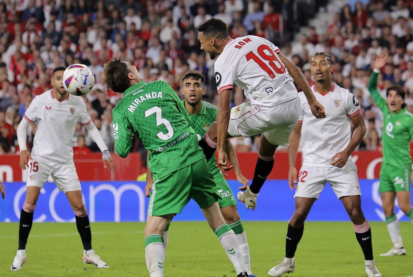 Gran ambiente en el choque entre sevillistas y béticos en el Sánchez-Pizjuán