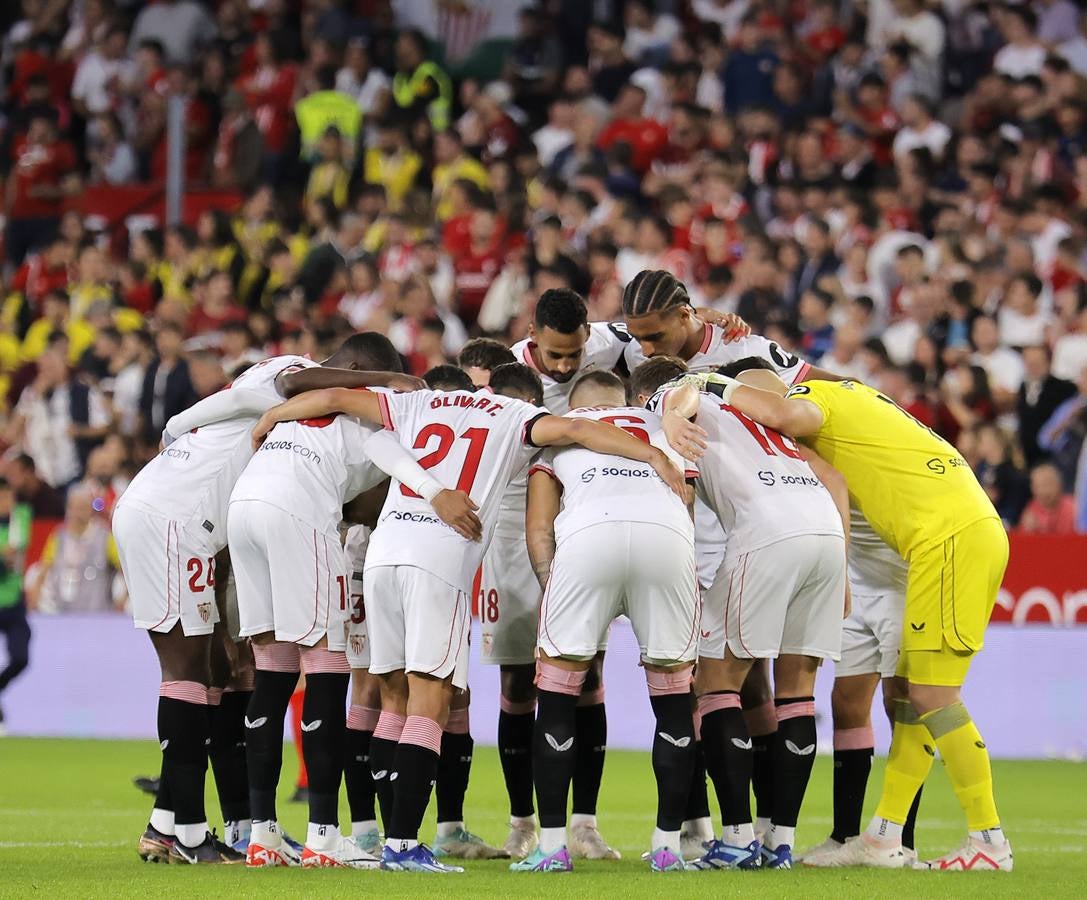 Gran ambiente en el choque entre sevillistas y béticos en el Sánchez-Pizjuán