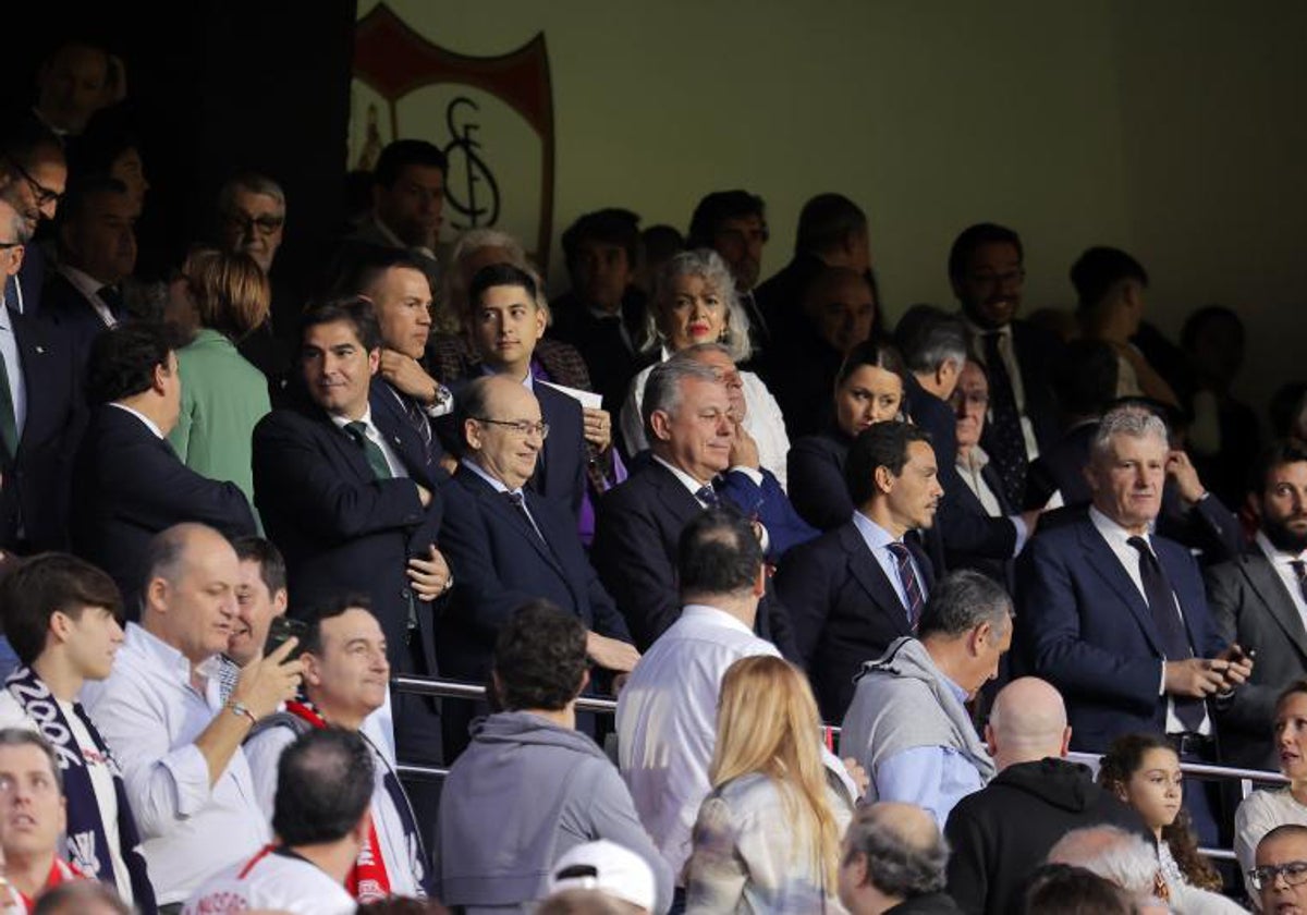 Palco del derbi entre el Sevilla y el Betis, con José Castro y Ángel Haro, los presidentes de ambos equipos, a la cabeza