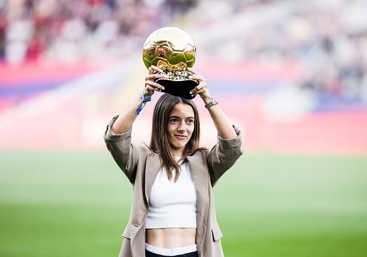 Aitana Bonmatí ofreciendo el Balón de oro a la afición del Barcelona