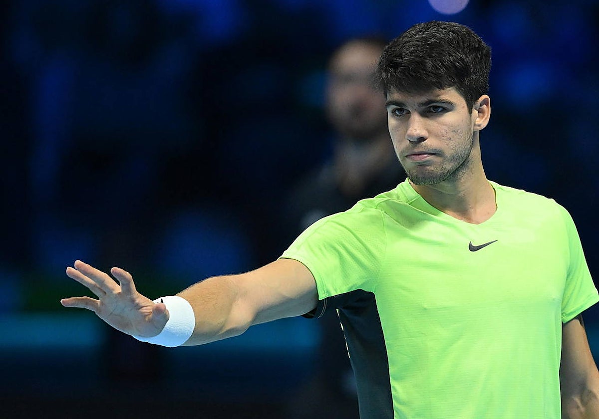 Alcaraz reacciona en un punto en su partido ante Medvedev