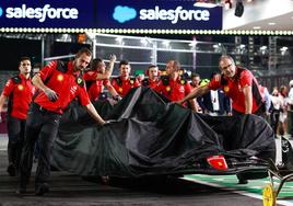 El destrozo del Ferrari de Sainz por culpa de la alcantarilla en Las Vegas: quedó roto hasta el asiento