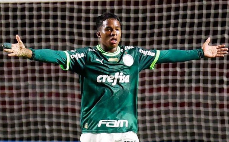 Imagen principal - Endrick, fichado hace un año por el Real Madrid, está cedido en el Palmeiras, el club al que llegó con 10 años. Sobre estas líneas, con sus padres y sus dos hermanos, y sosteniendo la Copinha, el prestigioso título que ganó en 2022. Una competición en la que acabó sien do elegido como el mejor jugador del torneo. 