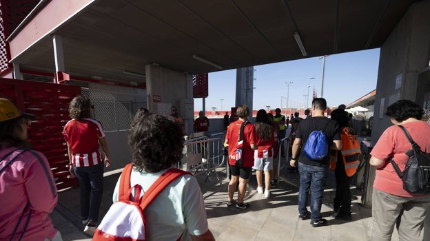 Aficionados acuden a ver al Atlético de Madrid