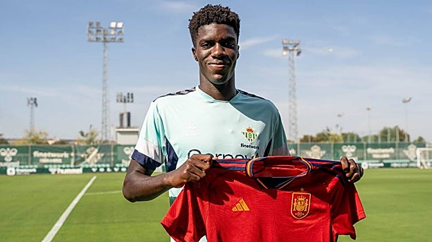 Assane sujeta una camiseta de la selección el día que recibió la convocatoria con España