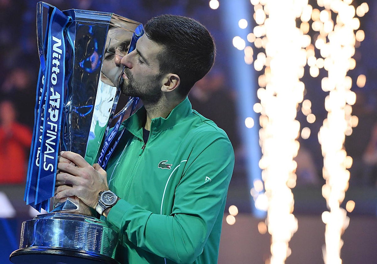 Djokovic, en Turín, con el trofeo de Maestro