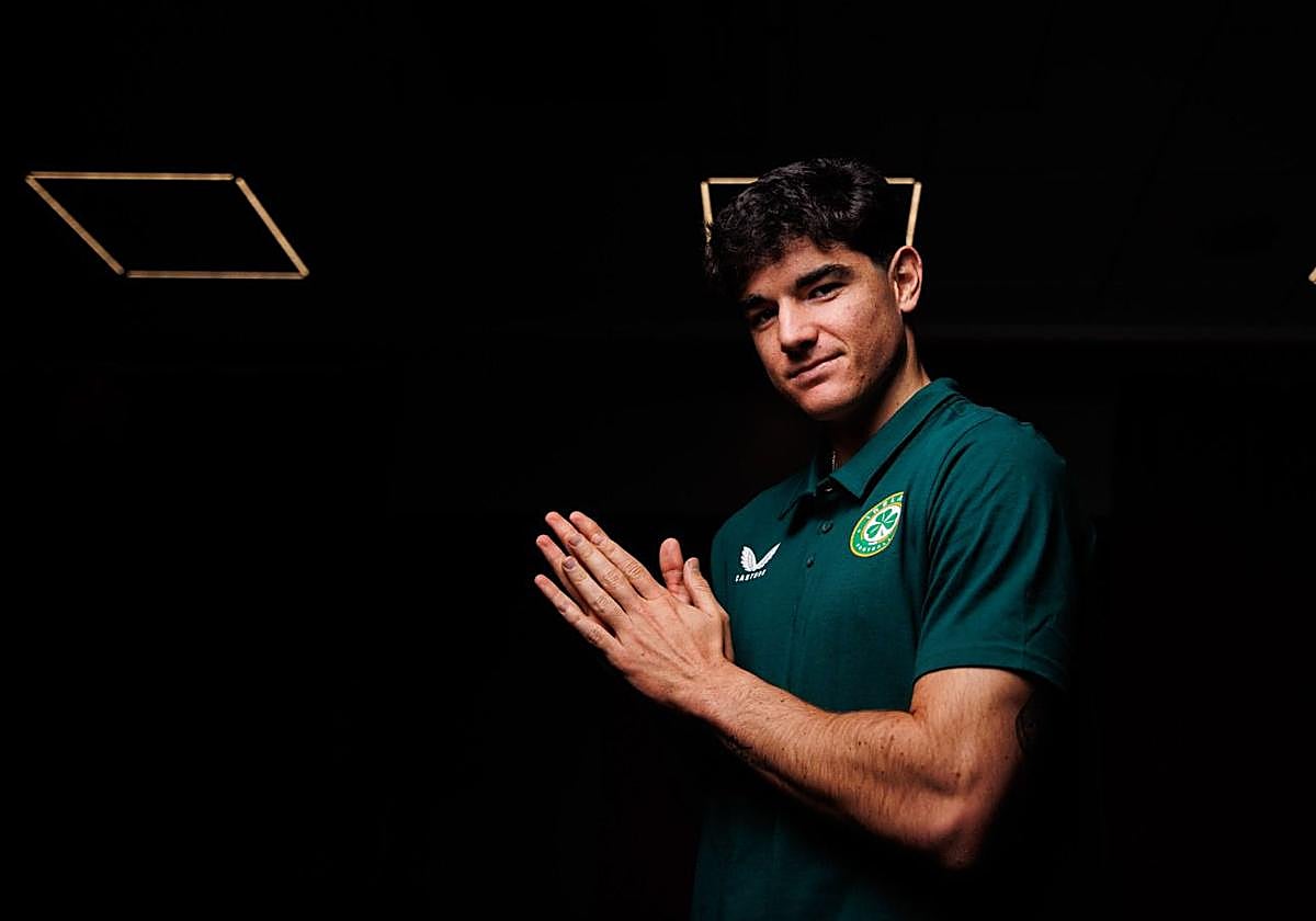 Anselmo García MacNulty posa con la camiseta de la Selección de Irlanda