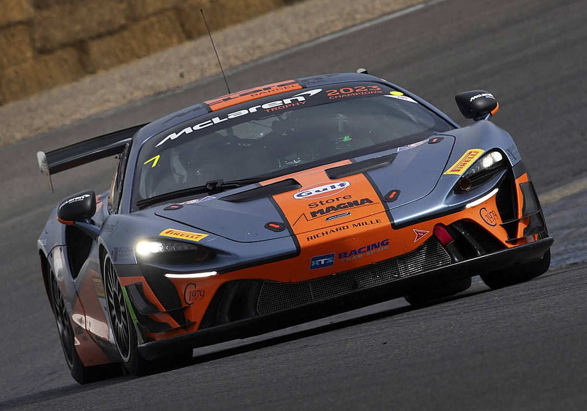 El McLaren Artura Trophy campeón rueda en el circuito del Jarama