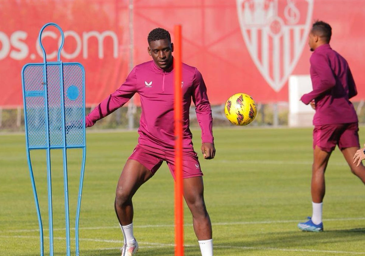 Ibra Sow, durante el entrenamiento del primer equipo del Sevilla FC