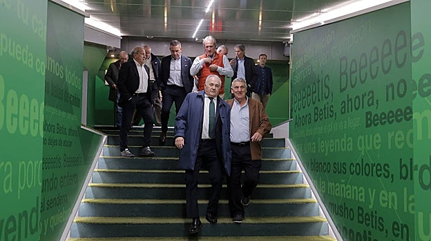 Gordillo, Güerri, Víctor, Buyo, Goicoechea, Rincón y Carrasco, en el túnel de vestuarios del Benito Villamarín