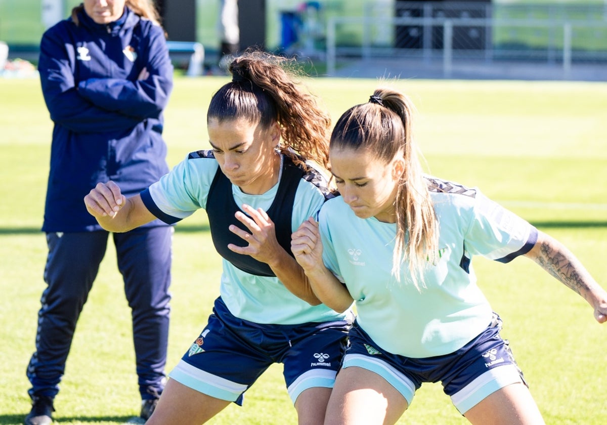 Nuria Ligero y Natalia Montilla, en una sesión de entrenamiento previa al derbi en la ciudad deportiva bética