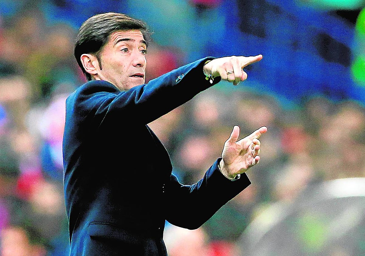 Marcelino da indicaciones durante un partido