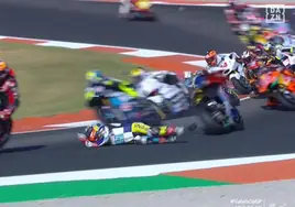 Susto entre españoles en la salida de la carrera de Moto2